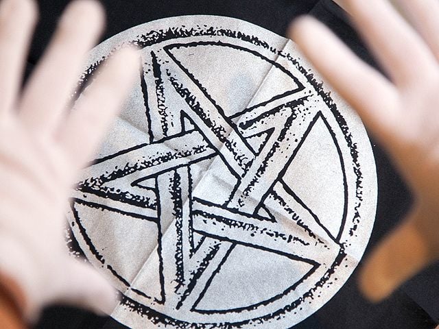 16-річна студентка викликала сатану і викинулася з вікна. Ілюстрація