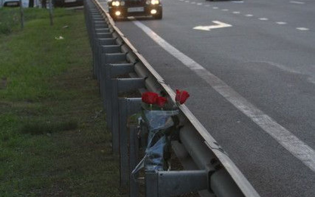 На місце ДТП поставили свічки та поклали квіти / © Сегодня