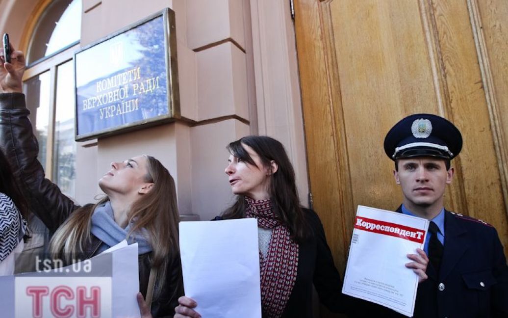 На протест прийшли з білими аркушами / © mblog.su