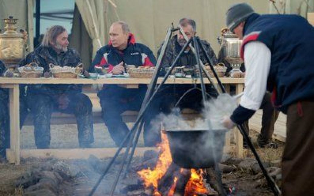 Путін з гордістю очолив журавлину зграю / © svali.ru