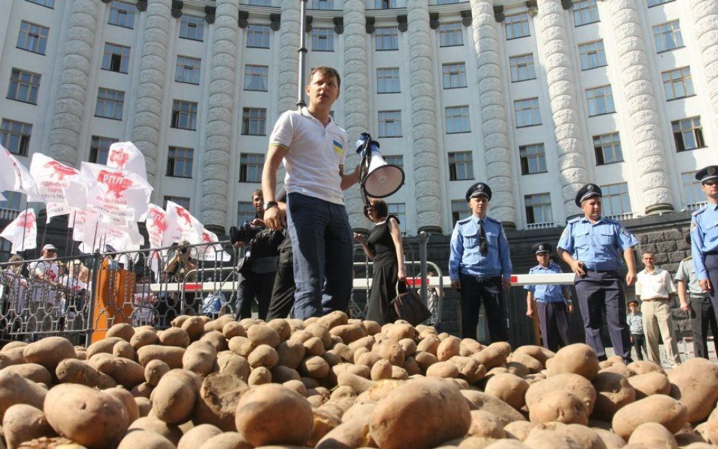 Ляшко вивалив під будівлею уряду півтонни картоплі / © Facebook/Олег Ляшко