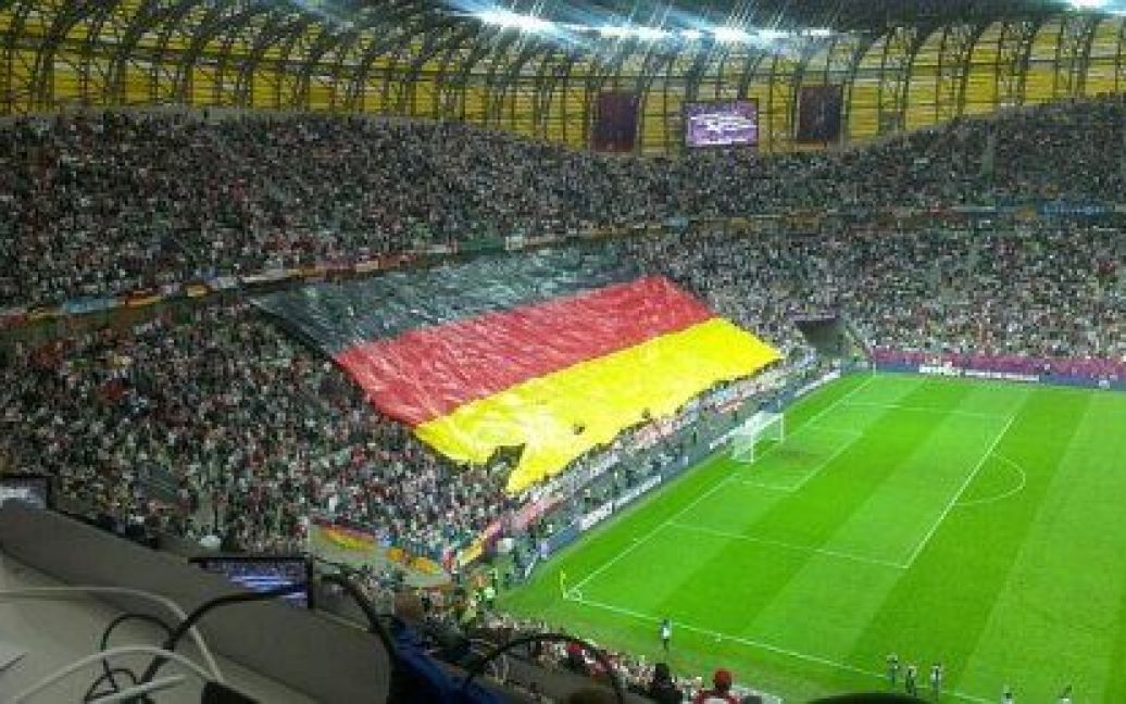 Німецькі вболівальники розгорнули прапор перед матчем / © zczuba.pl