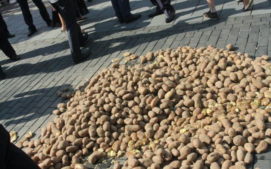 Ляшко вивалив під будівлею уряду півтонни картоплі / © Facebook/Олег Ляшко