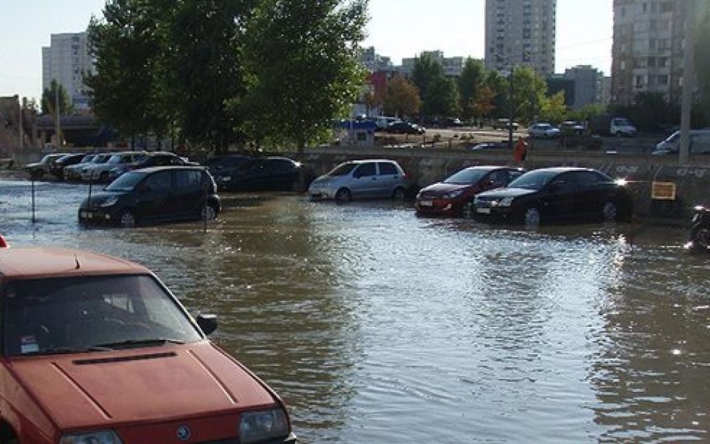 У Києві затопило кілька автостоянок через прорив труби / © БЮТ-Батьківщина