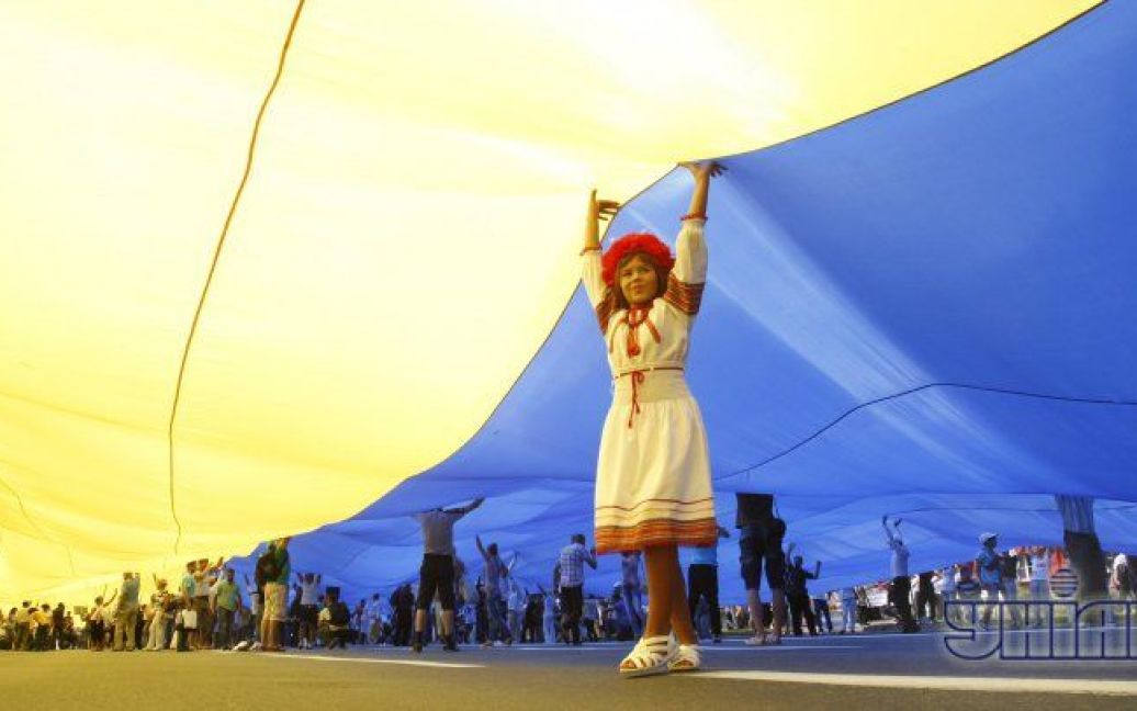 Рекордный флаг Украины на Крещатике. Киев, 24 августа 2012 года / © УНІАН