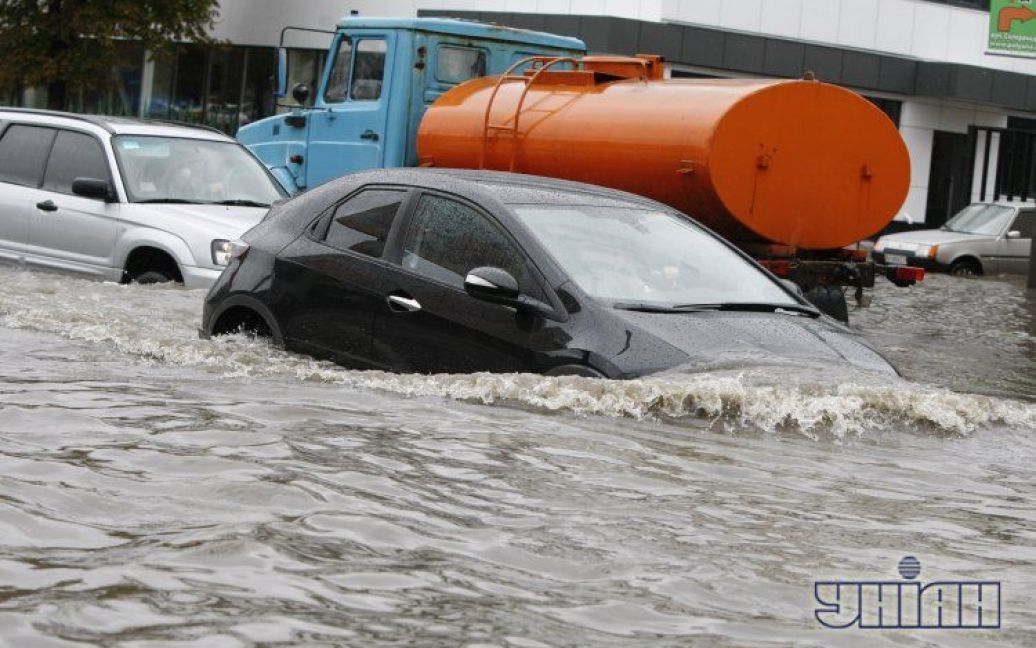 Потоп у Києві утворив на Оболоні нове озеро / © УНІАН