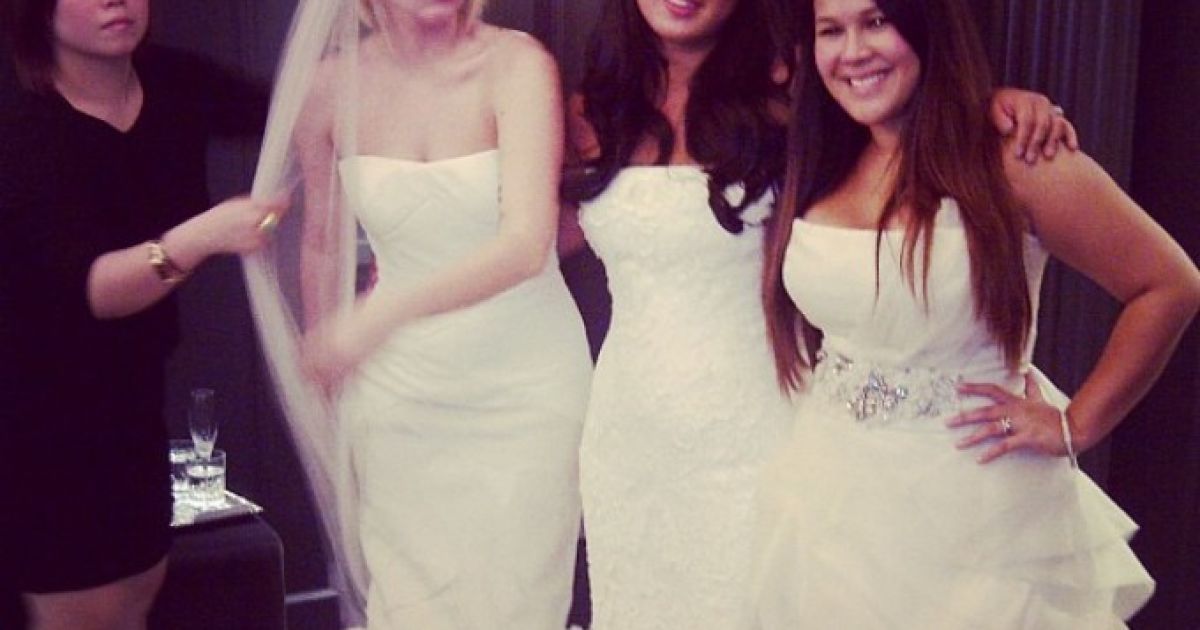 Весільна сукня сидить досить непогано, порівняно з традиційними вбраннями співачки.