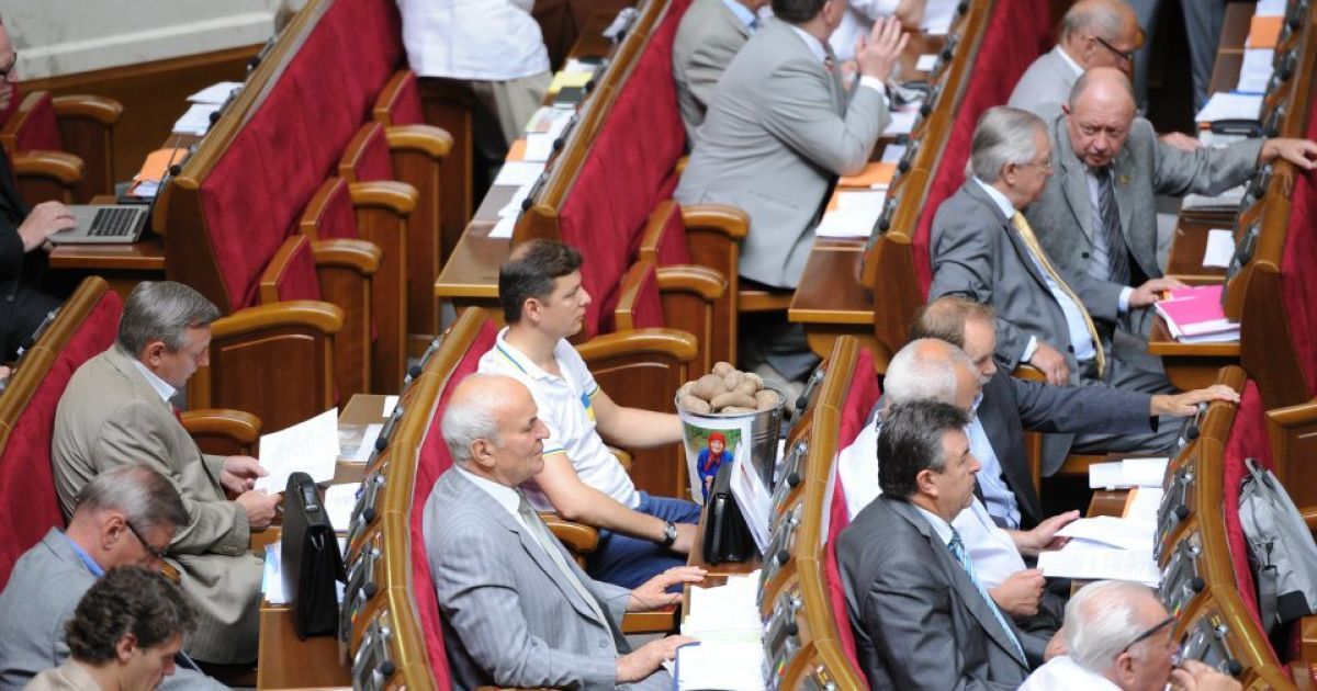 Ляшко вивалив під будівлею уряду півтонни картоплі / © Facebook/Олег Ляшко