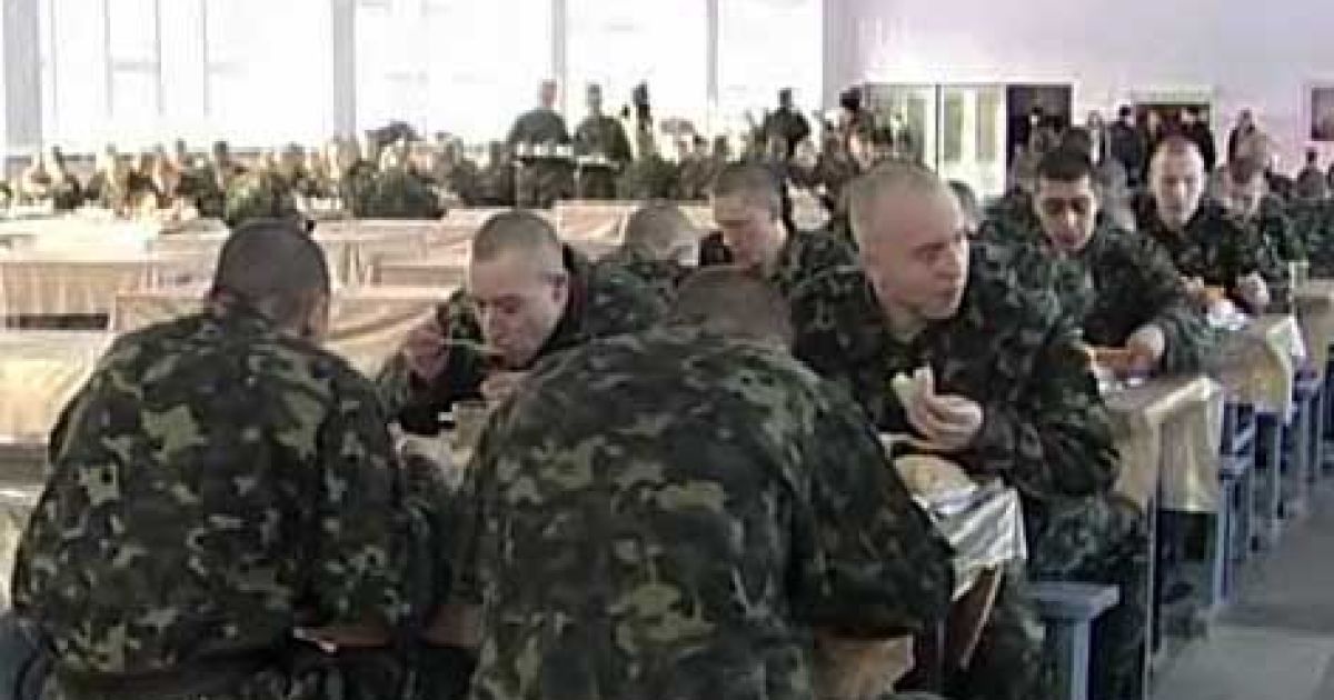 50 солдатів після їжі поскаржилися на нудоту та розлад шлунку