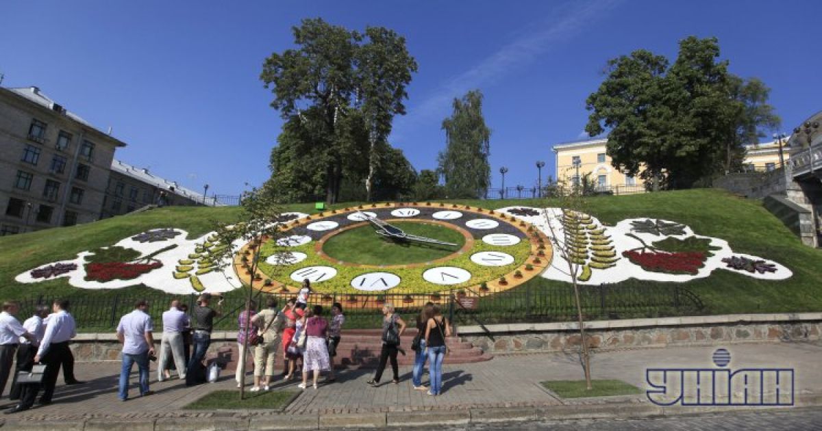 Київ прикрасили квітковим годинником / © УНІАН