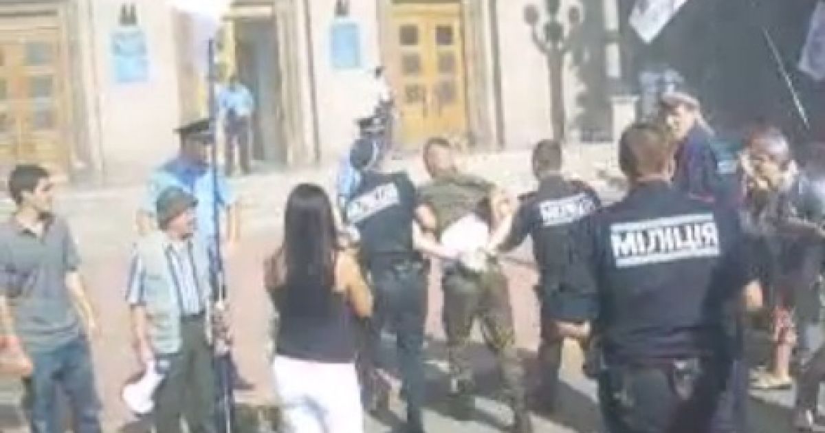 Поки під міськрадою точилися бої, депутати жартували