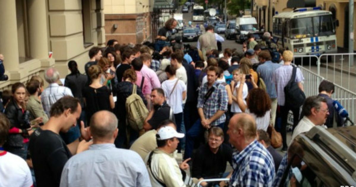 Під судом сотні людей очікують на вирок дівчатам з Pussy Riot