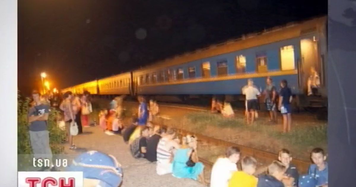 Люди провели ніч просто неба, поки у потягу шукали бомбу