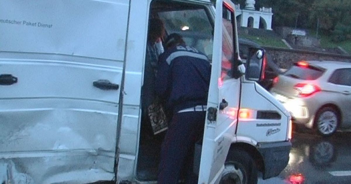 Жахливе ДТП в Києві: 5 машин зіткнулися на набережній / © magnolia-tv.com