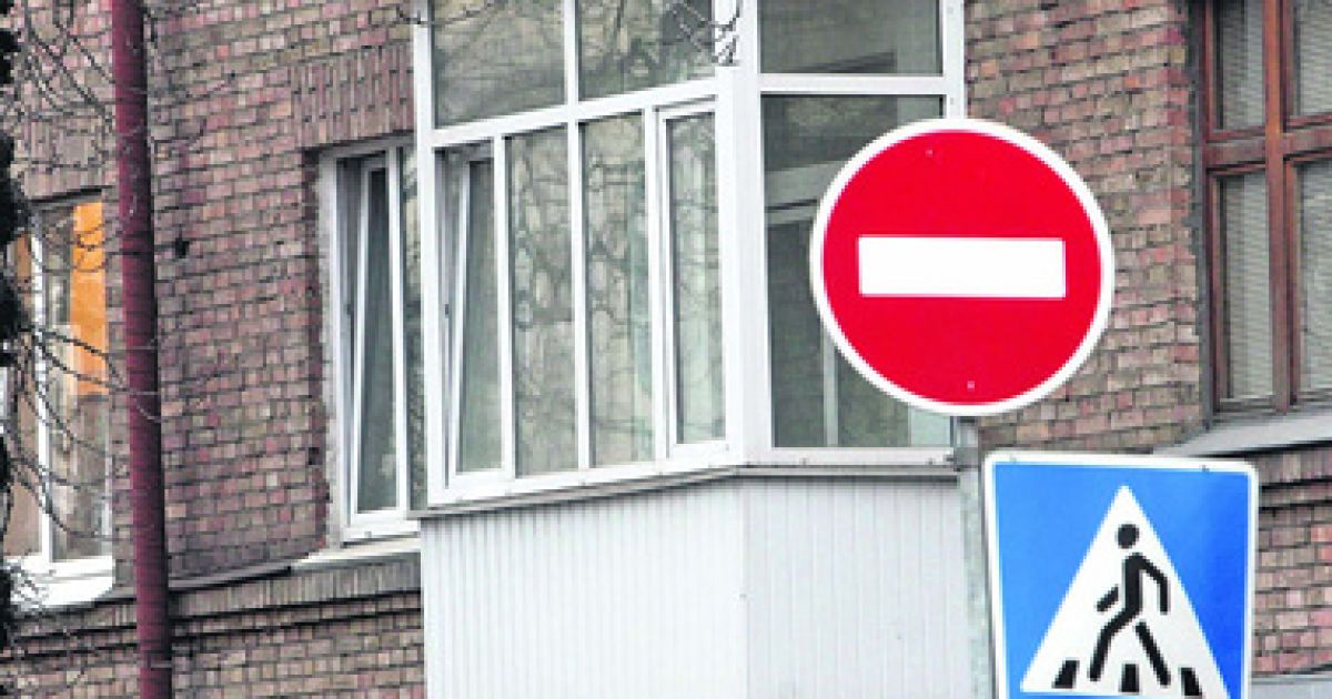 Дитина гралася на балконі і ледве не поплатилася за пустощі життям