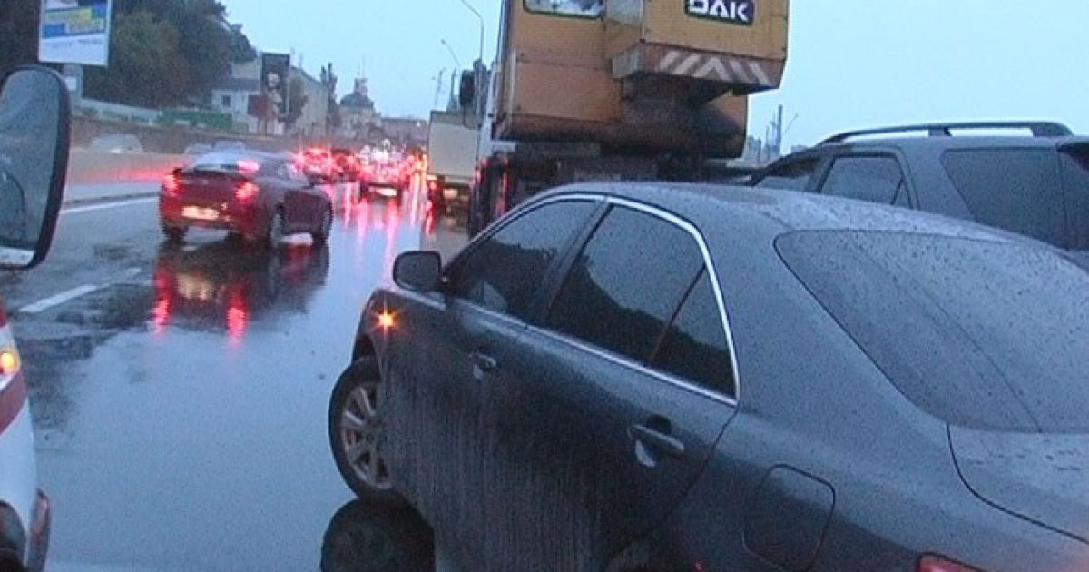 Жахливе ДТП в Києві: 5 машин зіткнулися на набережній / © magnolia-tv.com