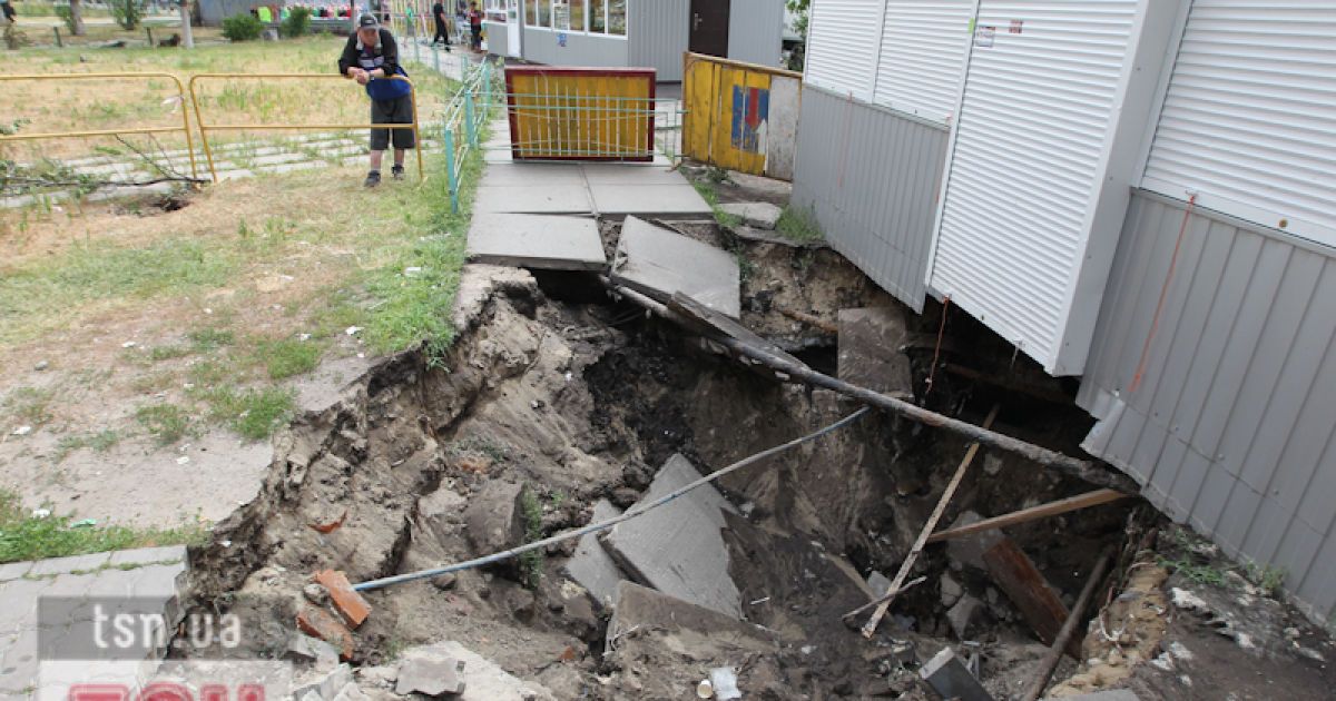 У Києві асфальт провалився відразу у двох місцях