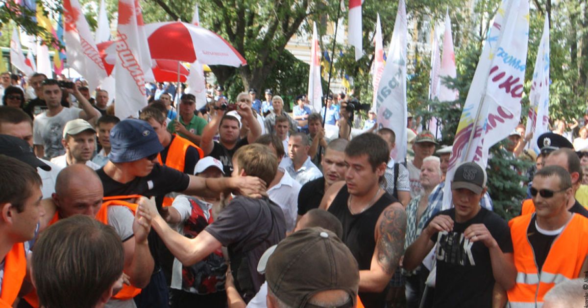 Бютівці відбивались від "комунальників" кримінальної зовнішності / © БЮТ-Батьківщина