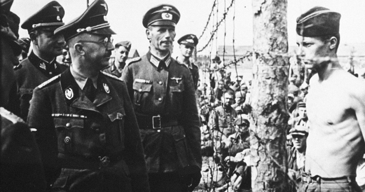 Генріх Гіммлер (зліва в окулярах), глава Гестапо і військ СС з військовополоненим у таборі на території Росії / © bigpicture.ru