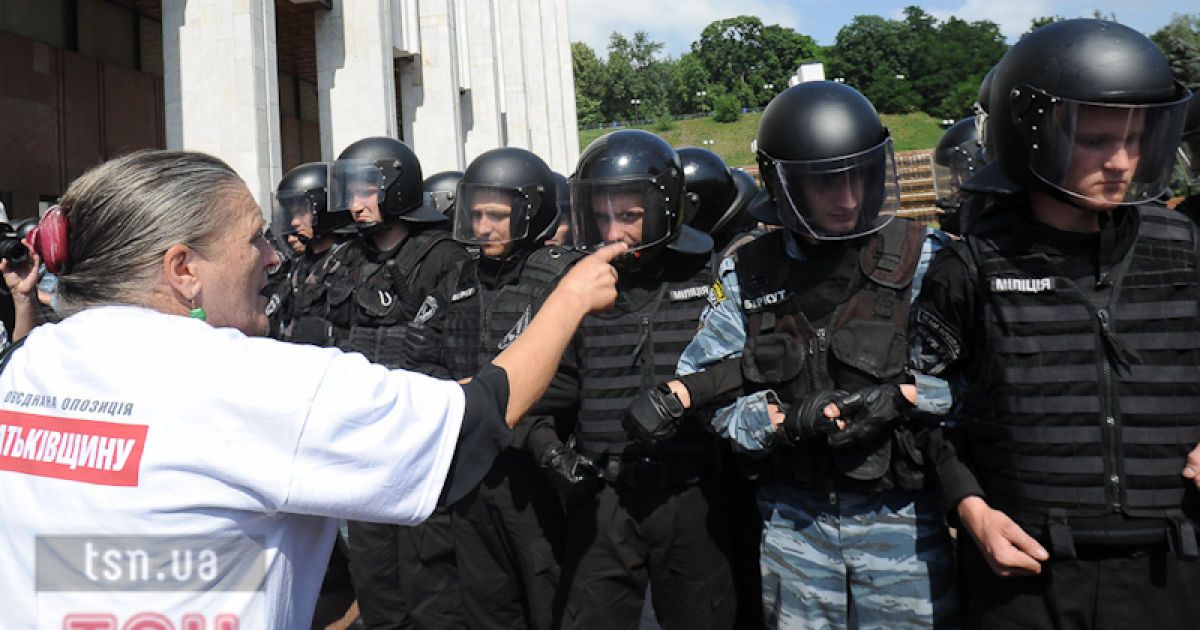 Учасники мітингу під час бійки співали Державний гімн України