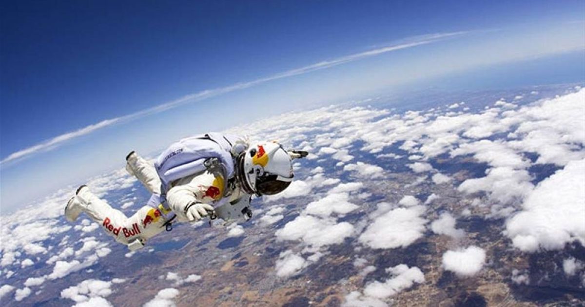 Стрибок Фелікса Баумгартнера йде лейтмотивом усього ролику