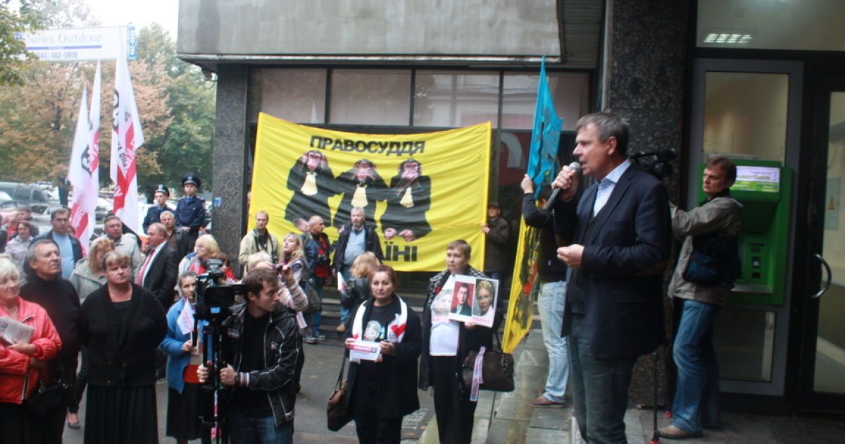 Опозиція мітингувала проти фальсифікацій на дільницях / © hochy74.ru