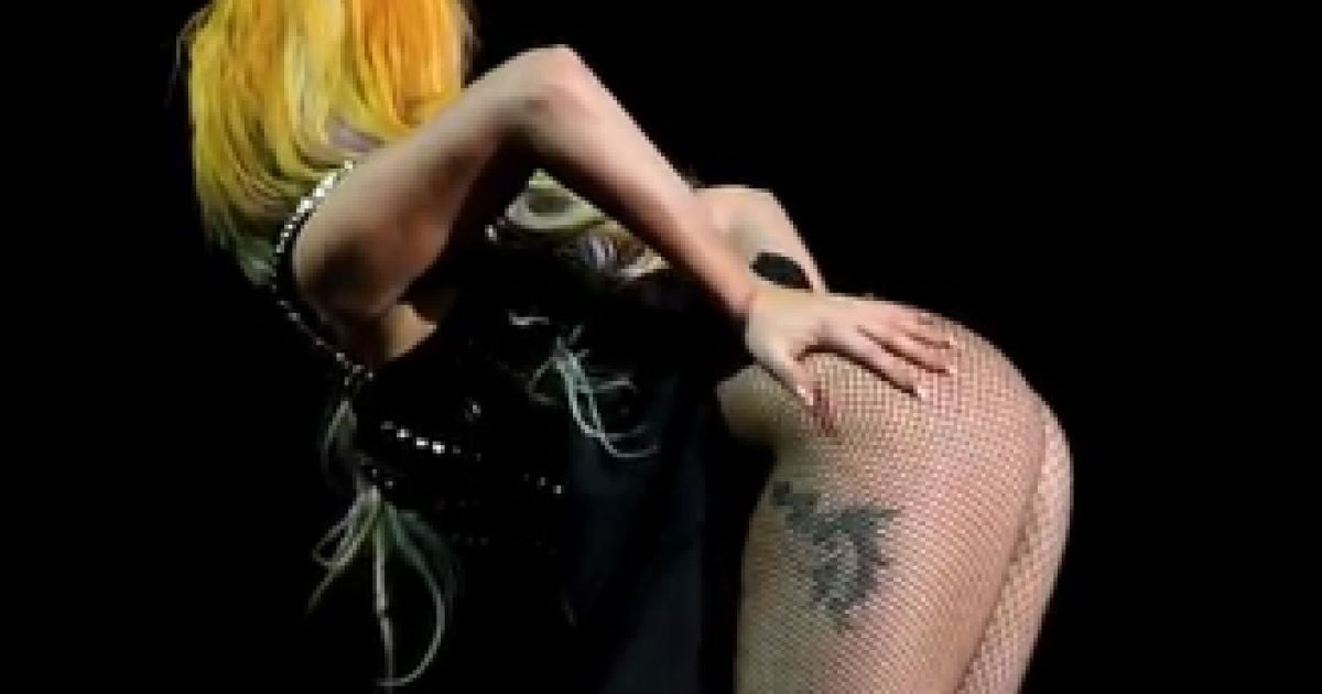 Безсоромна Lady Gaga викурила "косяк" прямо на сцені в Амстердамі (відео)