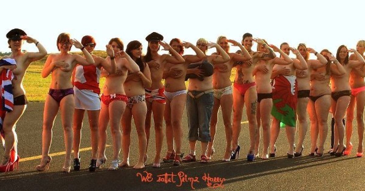 Прихильники Гаррі влаштували в Інтернеті справжній флешмоб / © Facebook.com/Support Prince Harry with a naked salute!