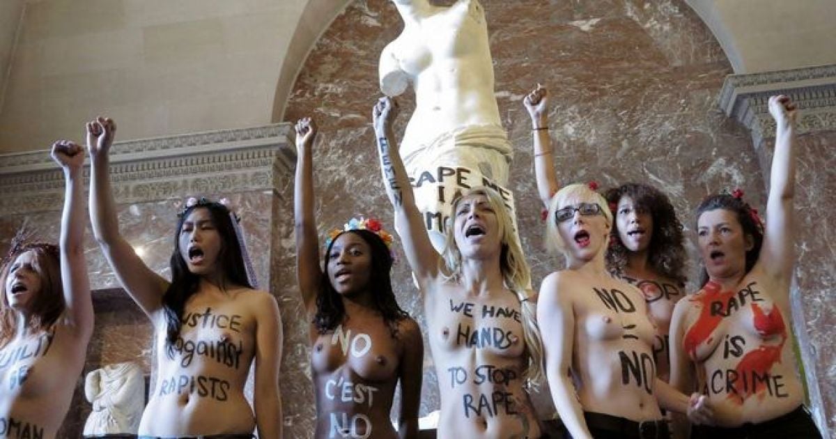 Оголені FEMEN склали конкуренцію Венері Мілоській