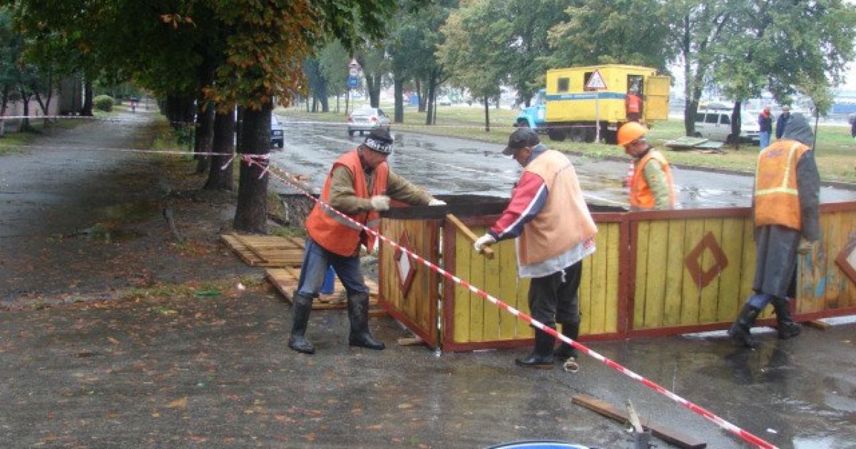 У Києві прорвало колектор,  дорога пішла під землю / © Аварійна служба 1581