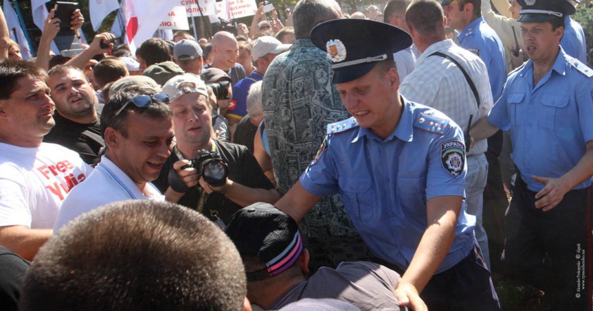 Спортивні молодики продовжують &laquo;тероризувати&raquo; прихильників Тимошенко / © БЮТ-Батьківщина
