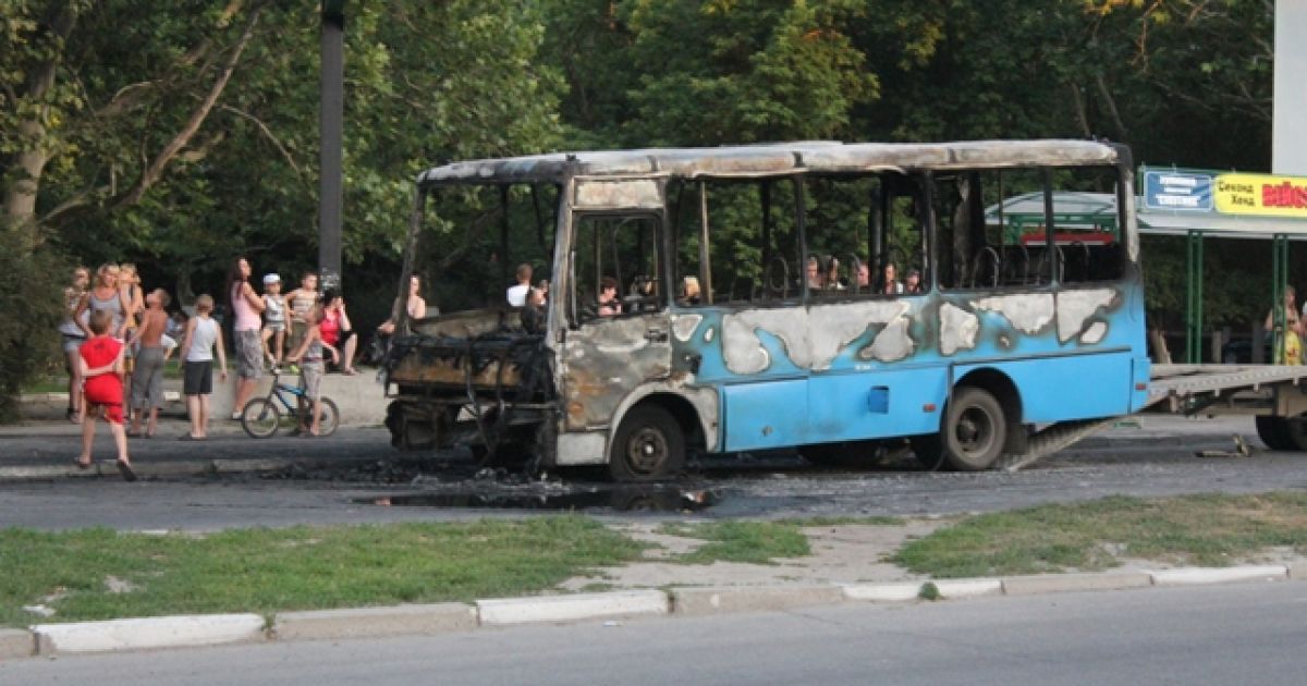 У Херсоні люди дивом врятувалися із палаючої маршрутки / © visti.ks.ua