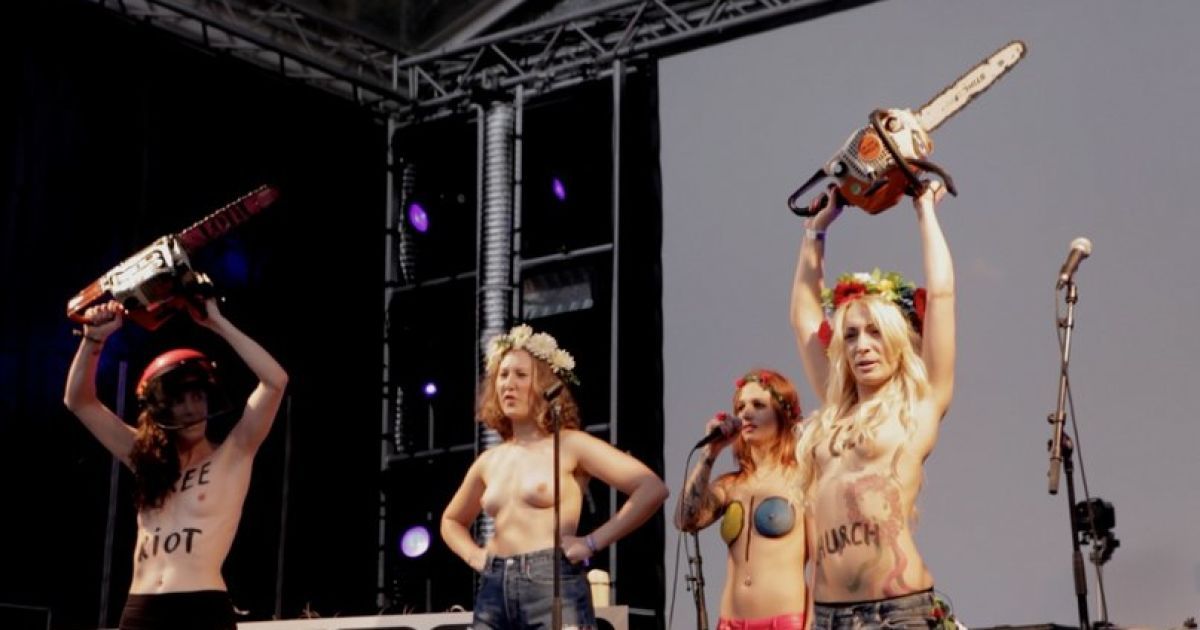 FEMEN спиляли три хреста на арт-фестивалі в Голландії / © femen.org