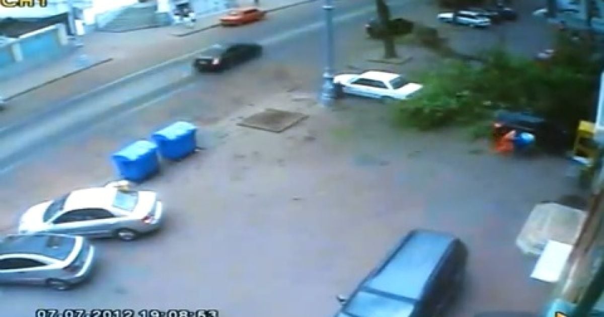 Матір з маленькою дитиною ледь врятувалися від дерева