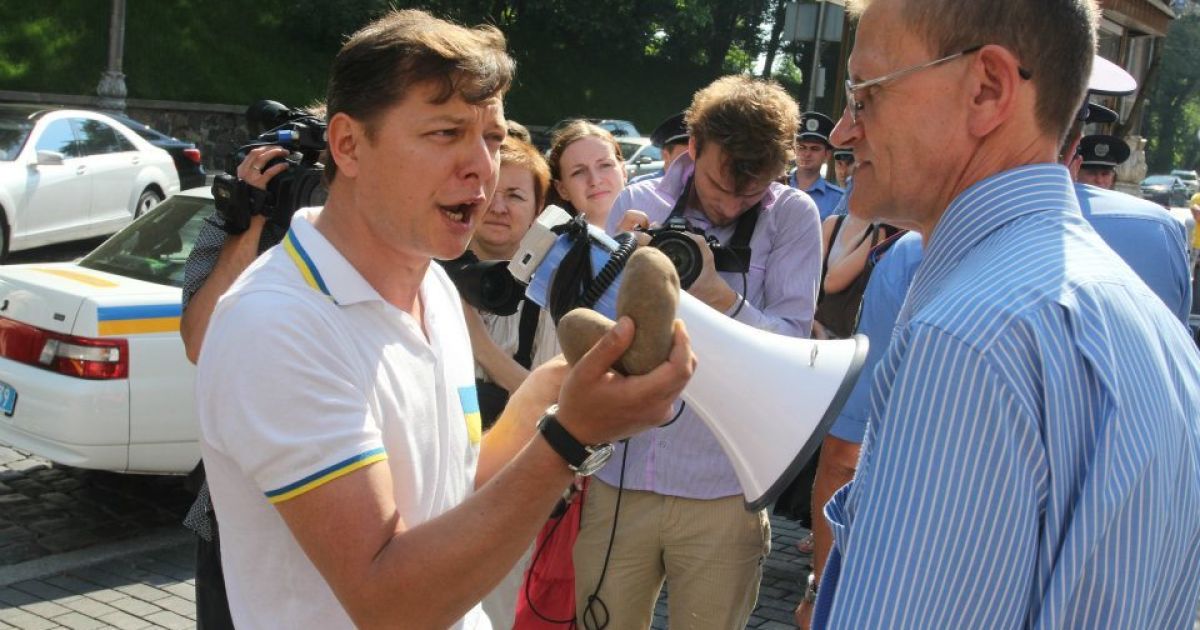 Ляшко вивалив під будівлею уряду півтонни картоплі / © Facebook/Олег Ляшко