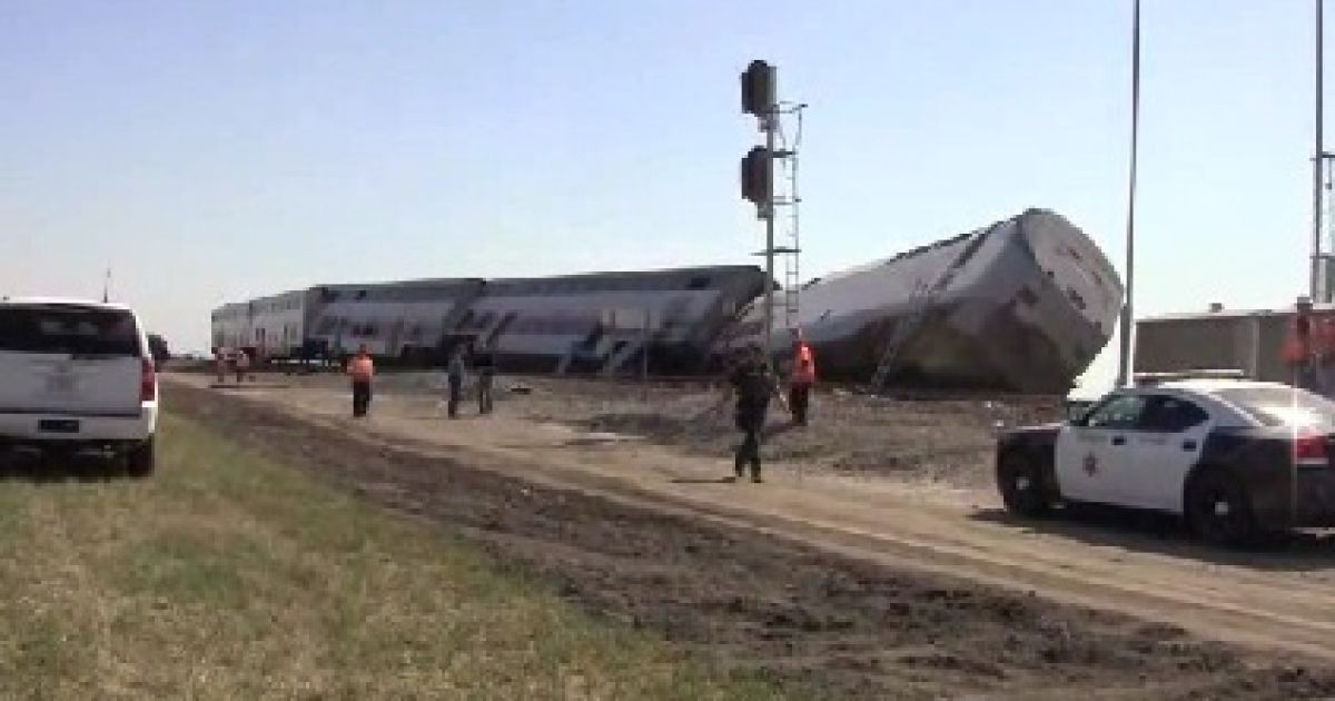 Вантажівка з невідомих причин протаранила потяг