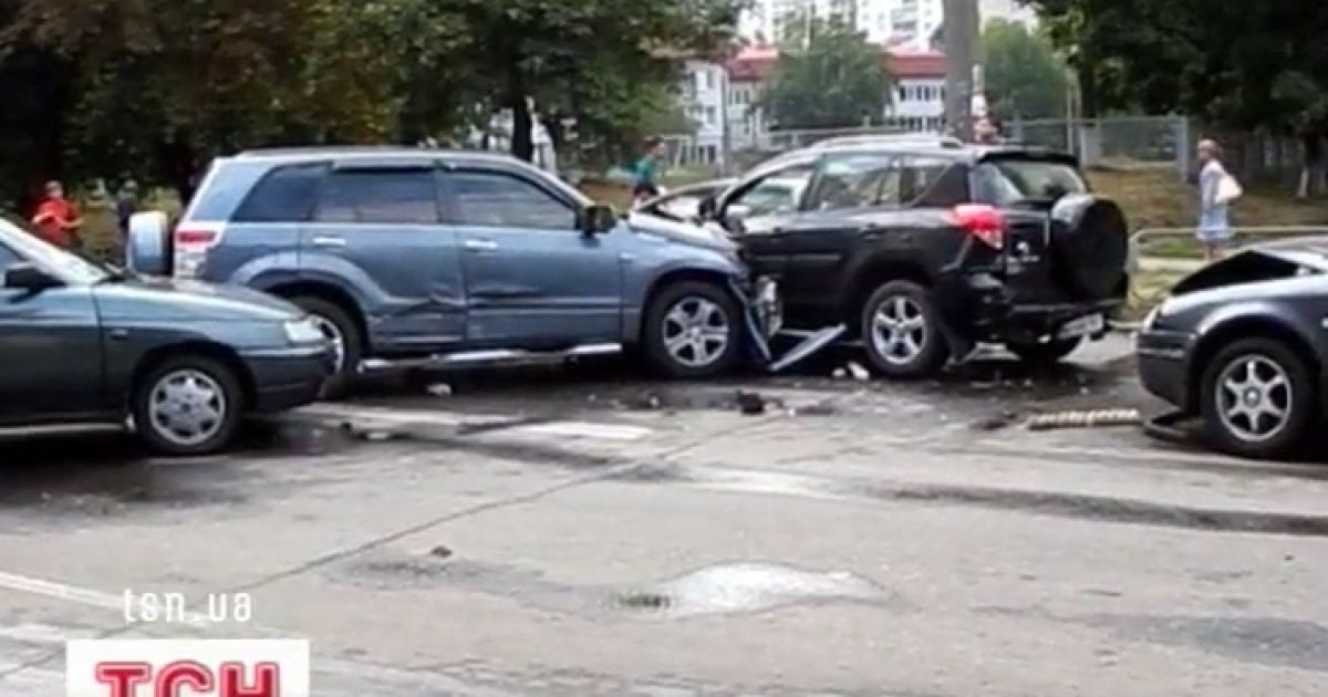 Лежачий поліцейський спровокував велику аварію