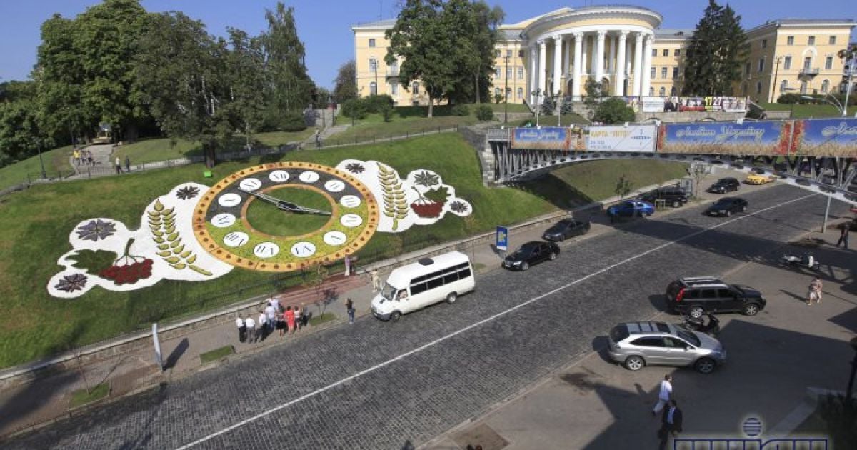 Київ прикрасили квітковим годинником / © УНІАН
