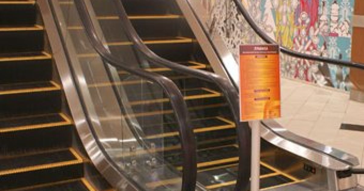 На станції метро "Шулявська" люди йшли пішки через зламаний ескалатор