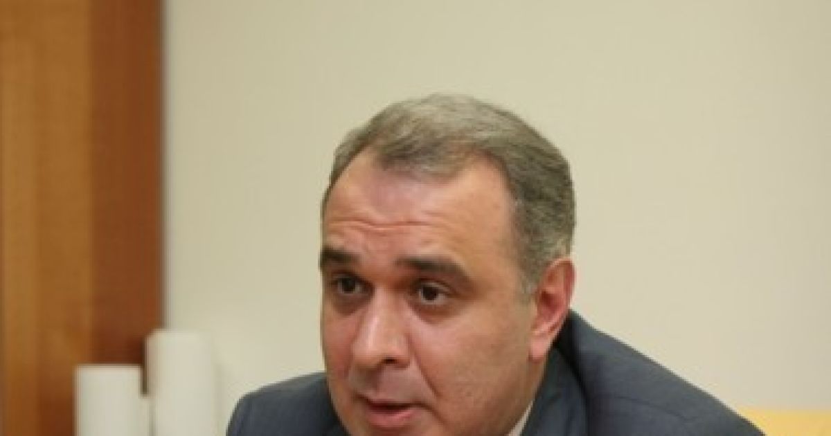 Жвания передал 275 комплектов школьной формы учащимся одной из школ
