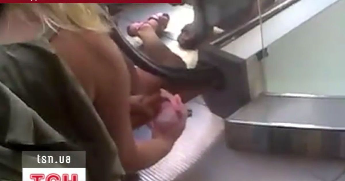 Руку дитини миттєво затягло в ескалатор