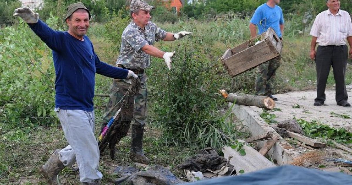 У зруйнованому потоком води Кримську наводять лад / © yuga.ru