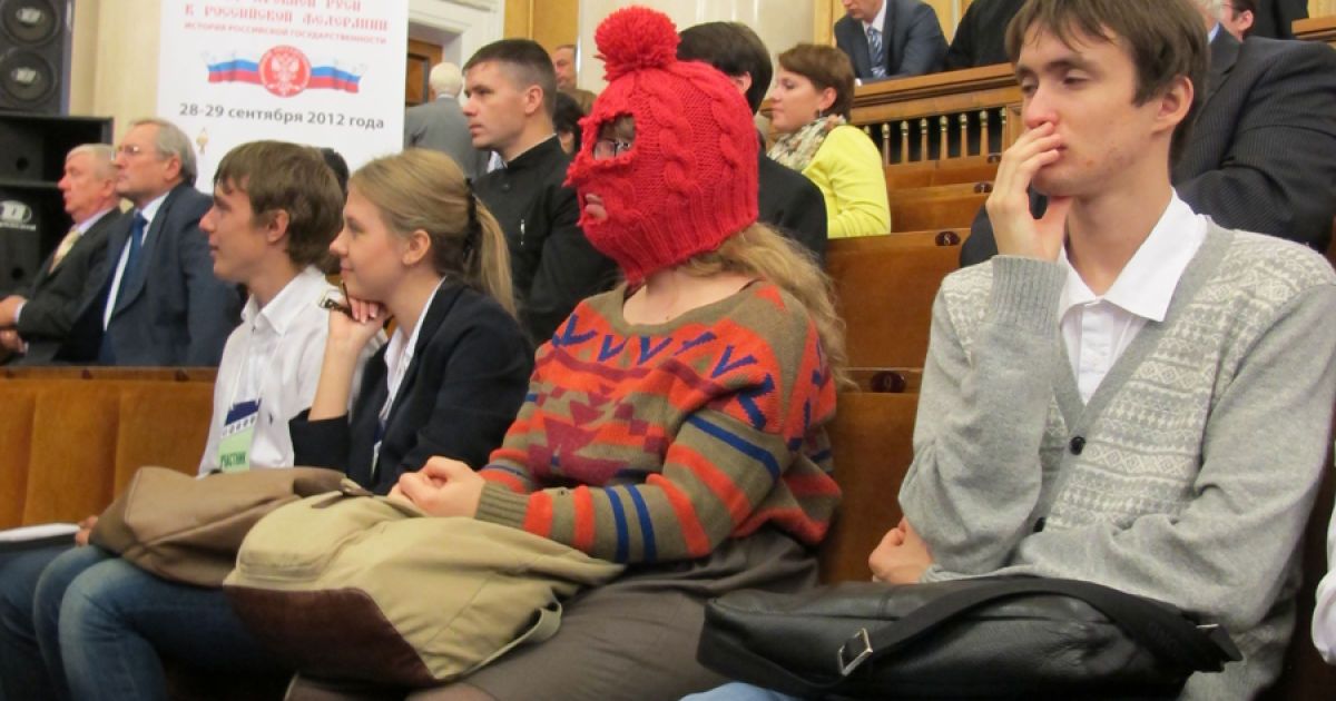 Студентка в балаклаві