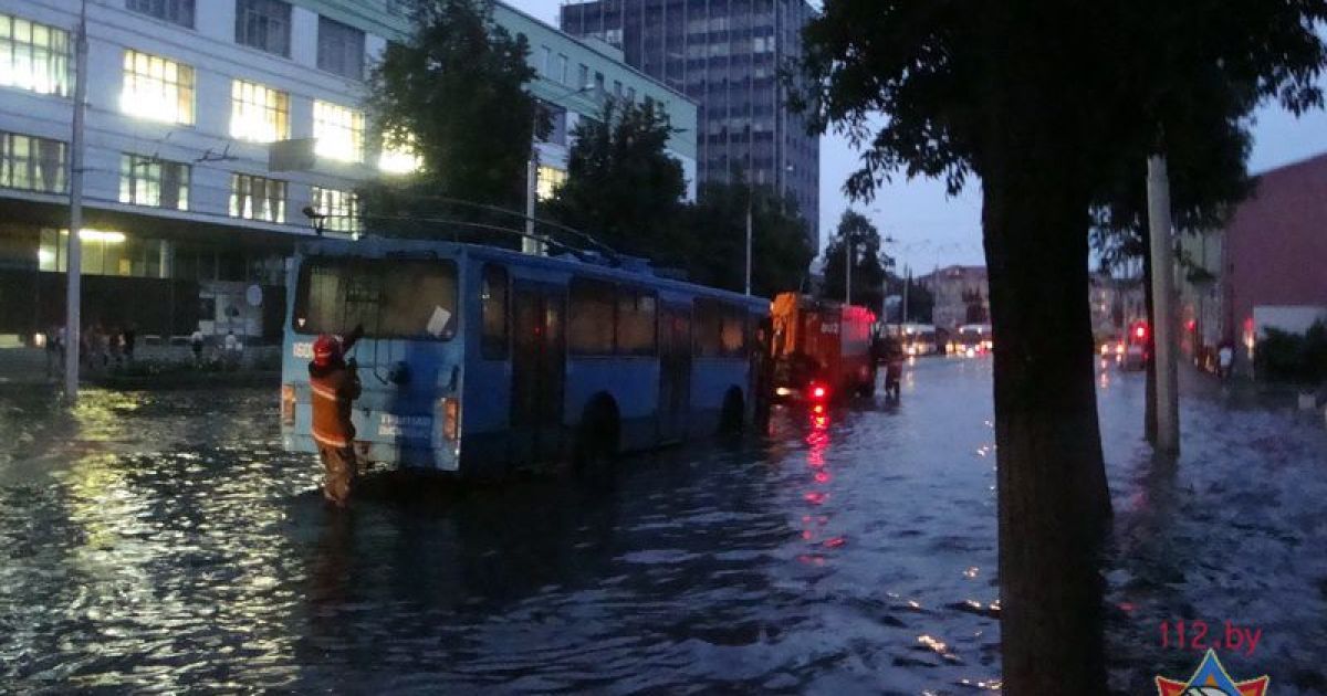Дощ на кілька годин повністю паралізував рух в центрі Гомеля / © 112.by