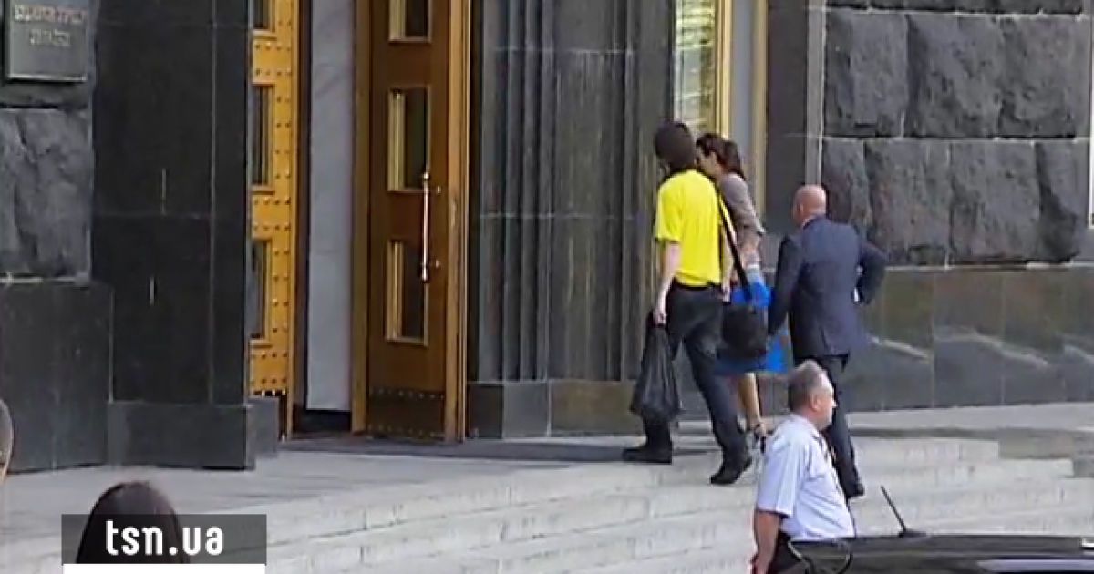 Швед виставив Азарову програне пиво_9