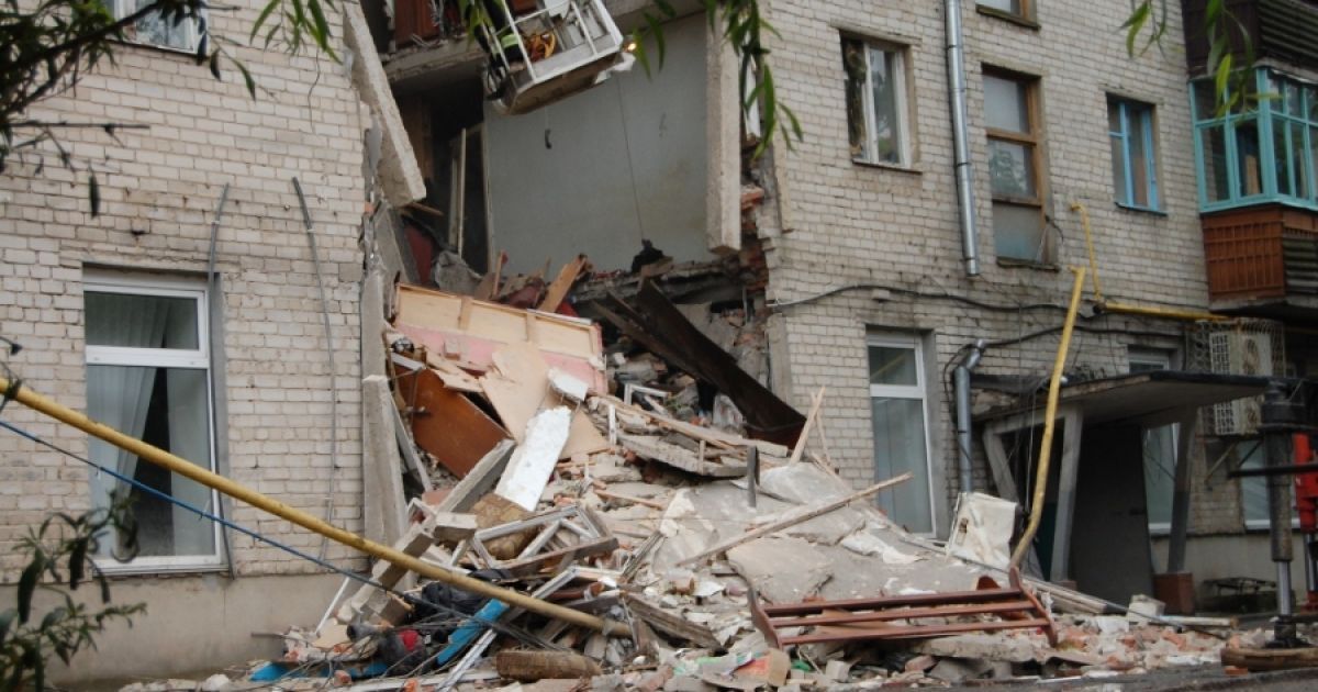 Людей змушують жити в аварійному будинку, зведеному без цементу