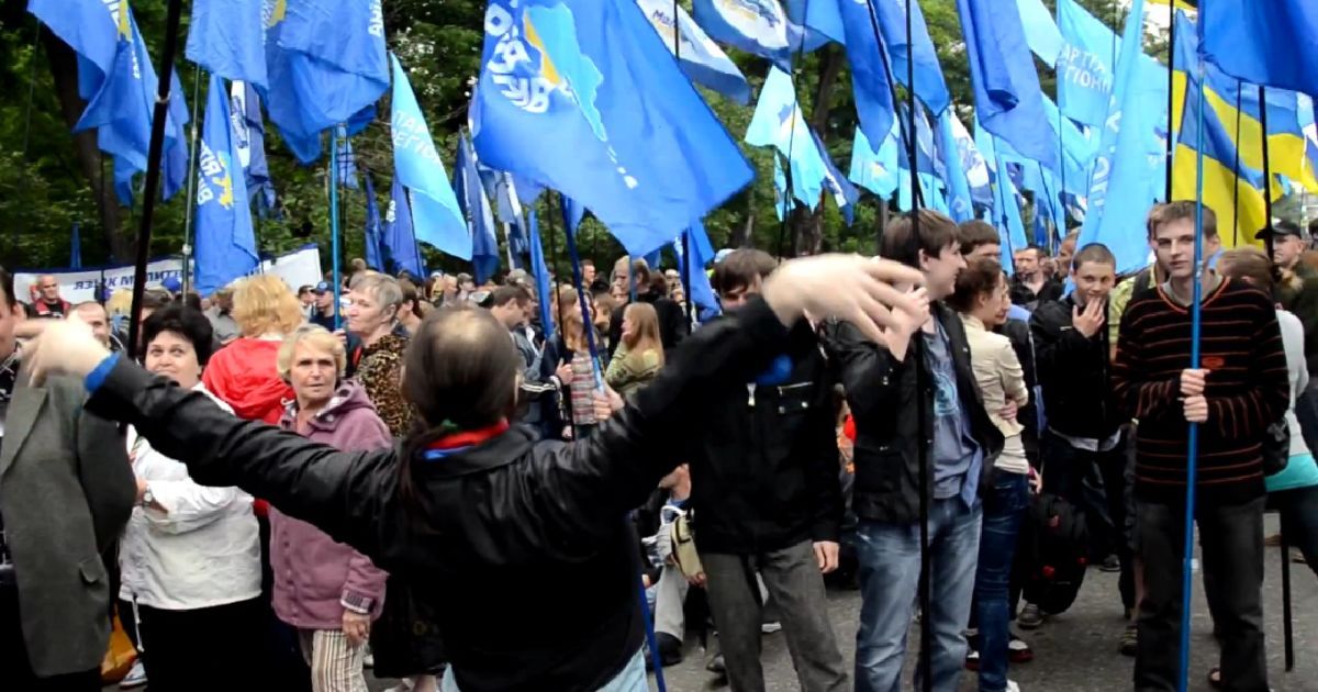 Мітингувальник від ПР відривався під Радою. Скріншот з відео.