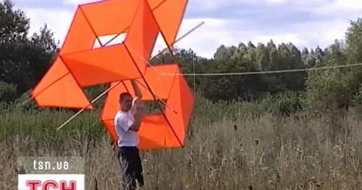 Дорослі літають на конструкції із п&#039;яти зміїв