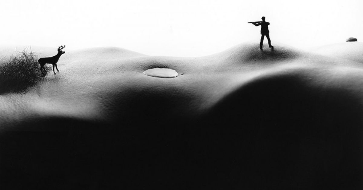 Жалаңаш және үлкен кеуделері бар