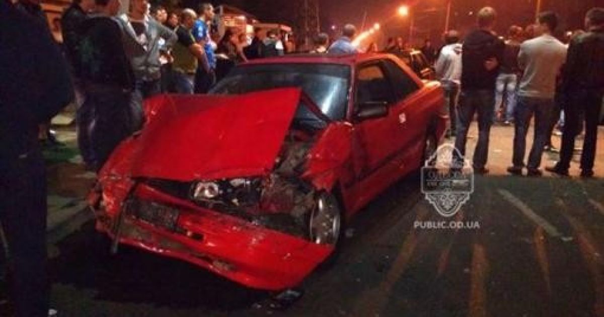 "Стрірейсери" розтрощили чотири автівки / © ex-clusive.com.ua